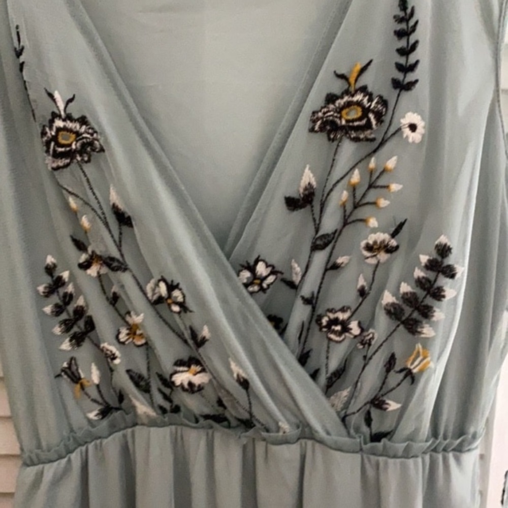 Blue dress with floral embroidery - Picture 2 of 4